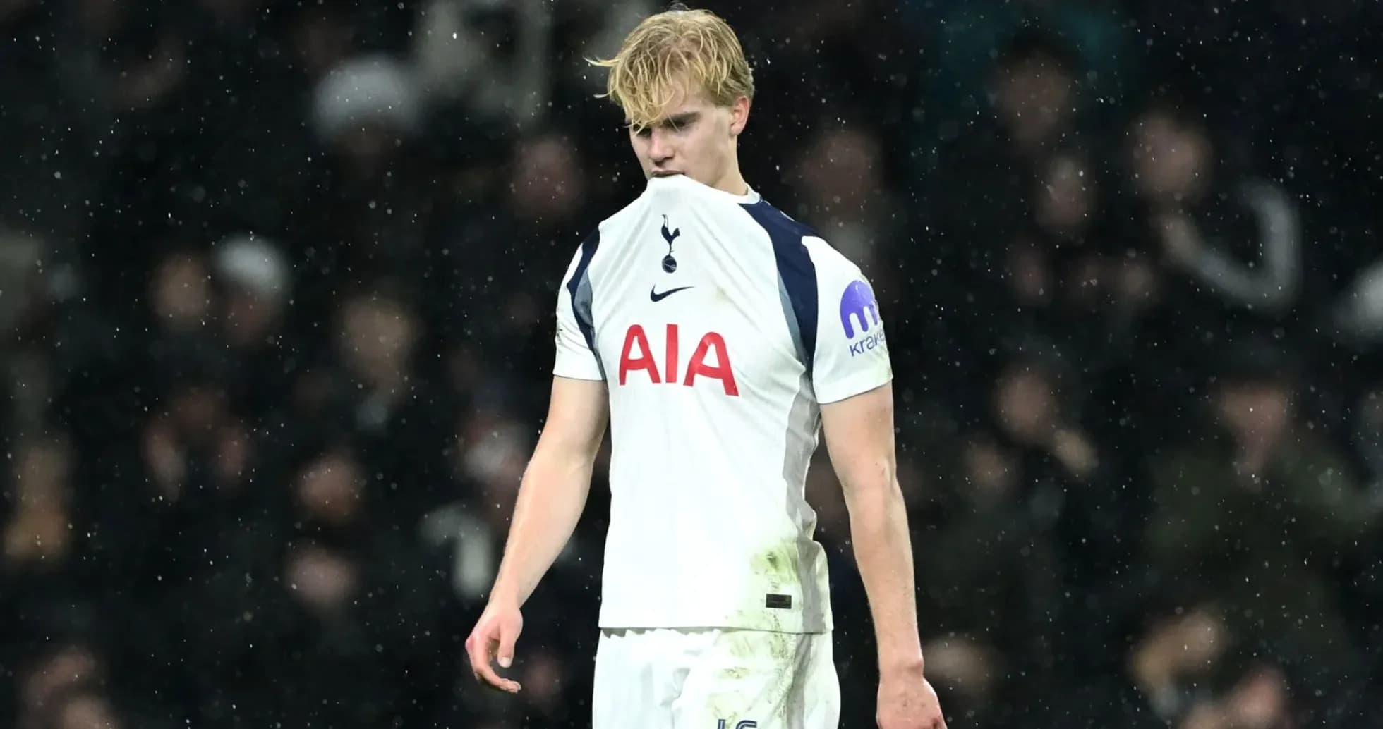 Jugador de Tottenham con camiseta manchada en lluvia Jugador de Tottenham con camiseta manchada en lluvia