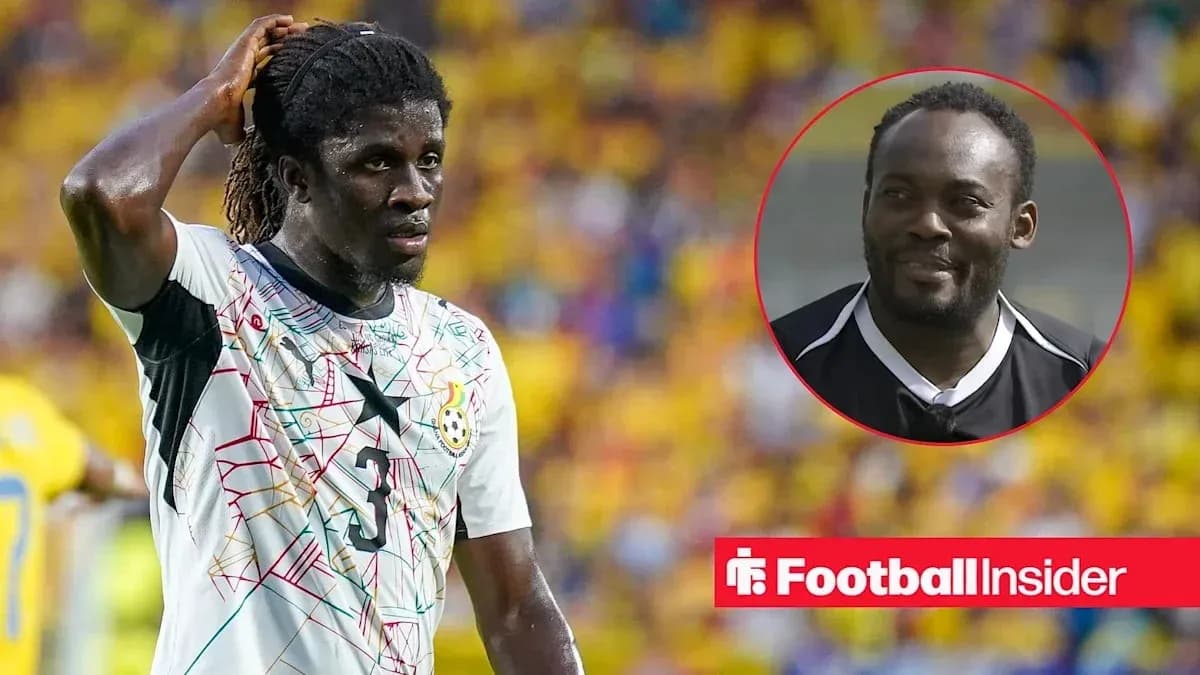 Jugador de Ghana con camiseta de fútbol en el campo Jugador de Ghana con camiseta de fútbol en el campo