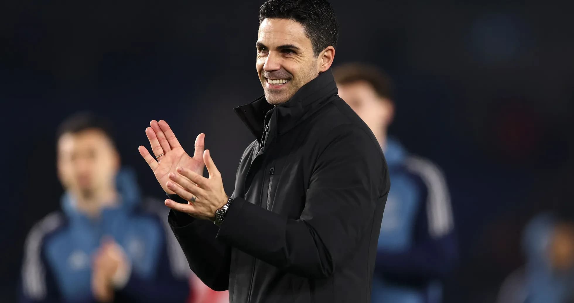 Entrenador aplaudiendo durante la celebración del equipo Entrenador aplaudiendo durante la celebración del equipo
