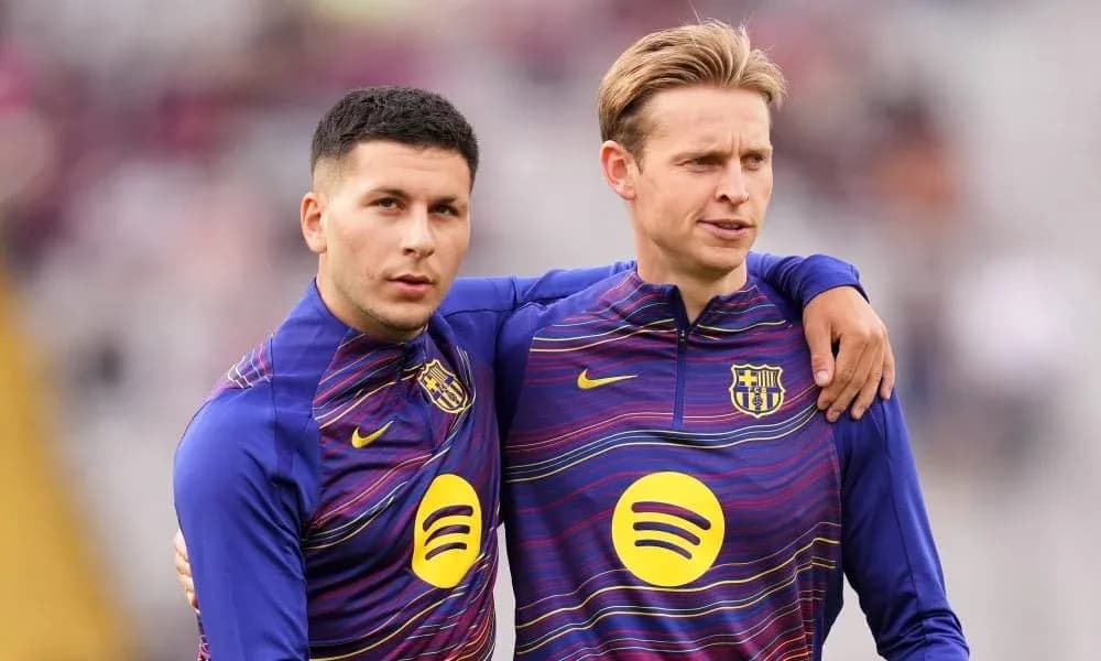 Dos jugadores de Barcelona posando en el campo Dos jugadores de Barcelona posando en el campo