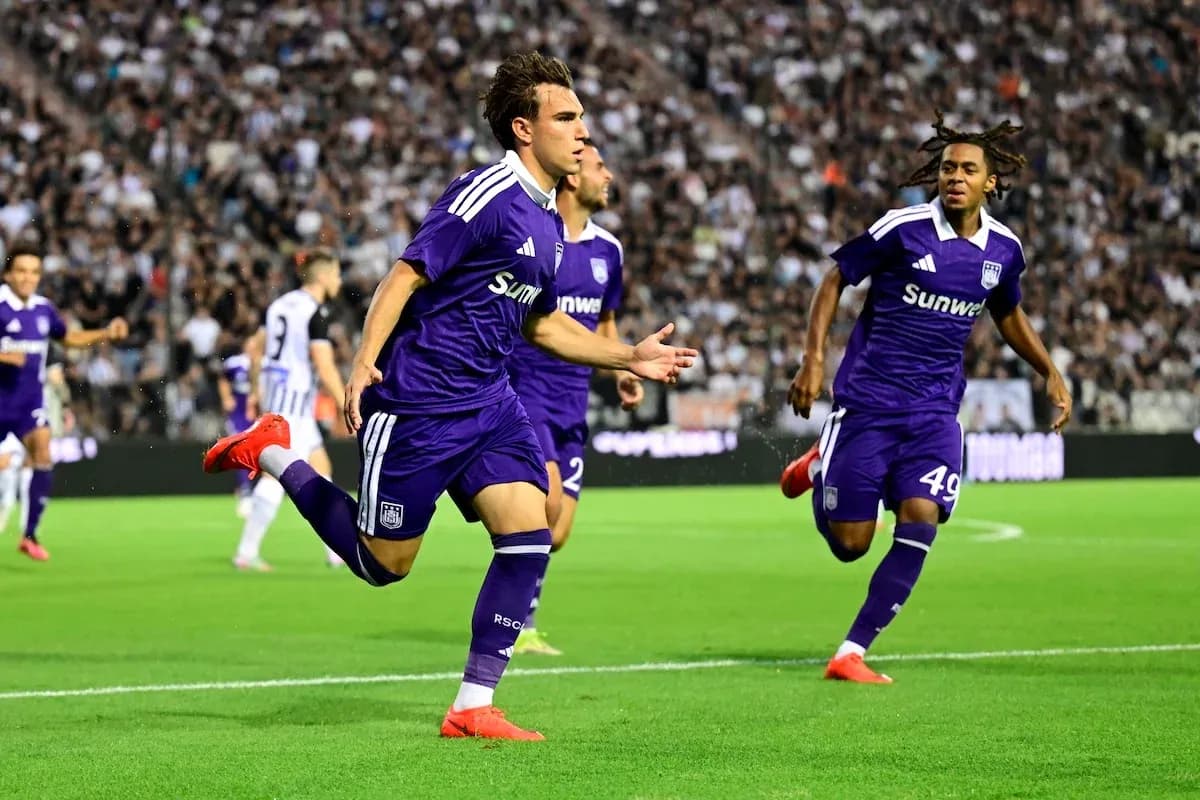 Jugadores de Anderlecht celebrando un gol Jugadores de Anderlecht celebrando un gol