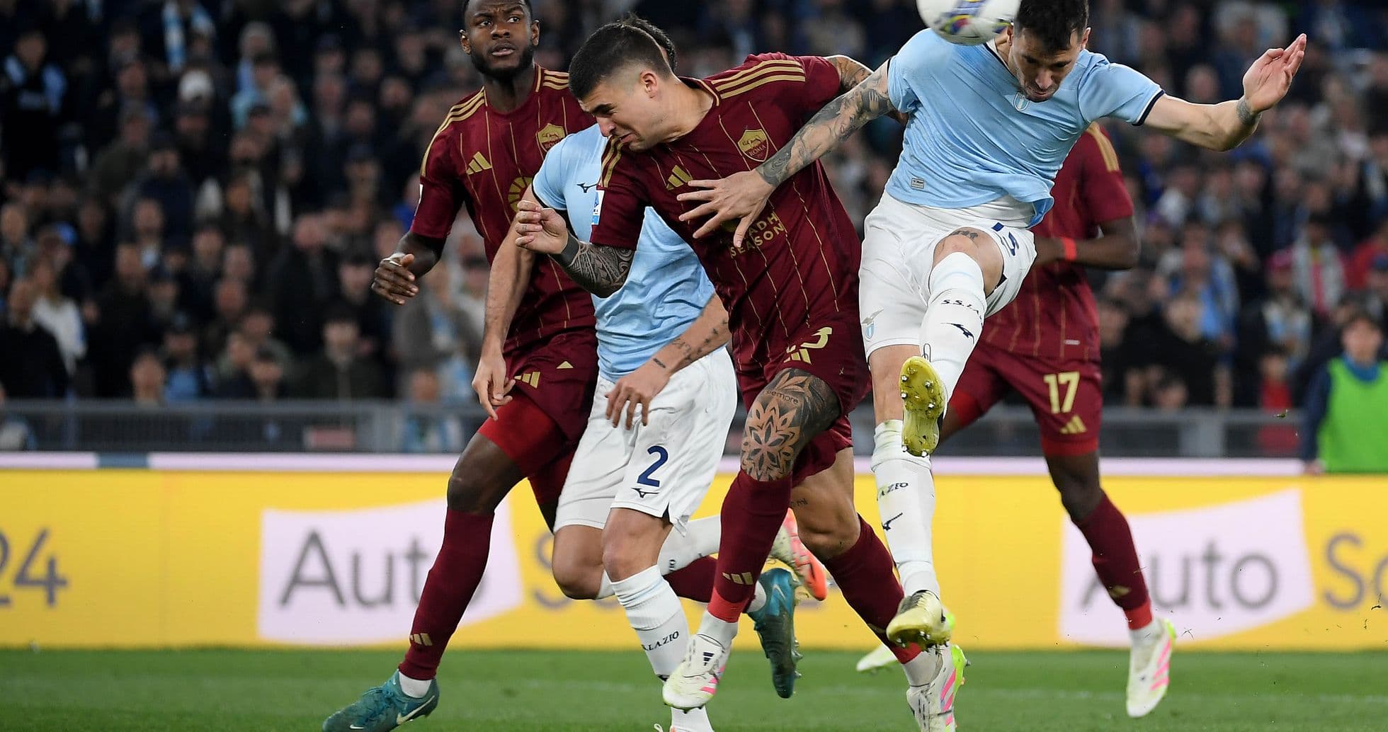 Jugadores de AS Roma y Lazio en acción Jugadores de AS Roma y Lazio en acción