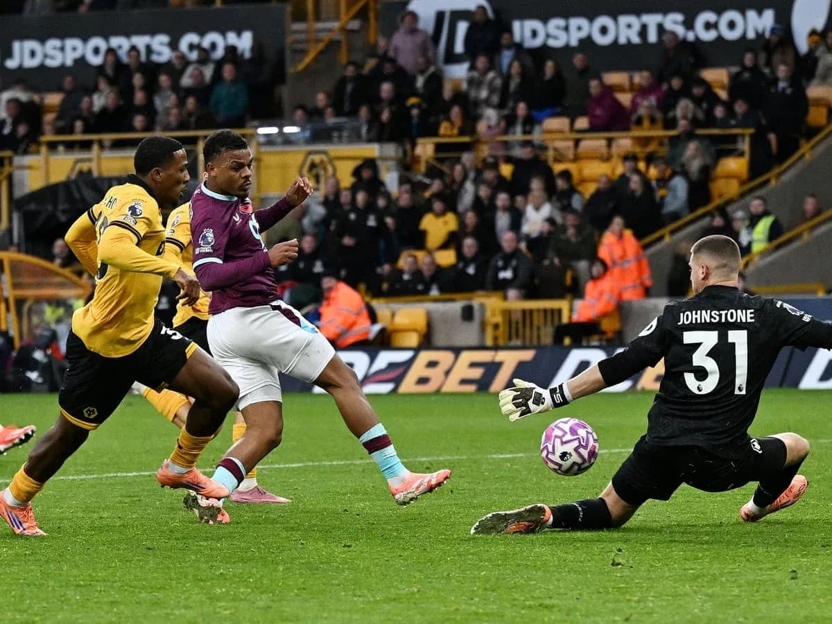 Jugador de Burnley disparando a puerta ante Wolves Jugador de Burnley disparando a puerta ante Wolves