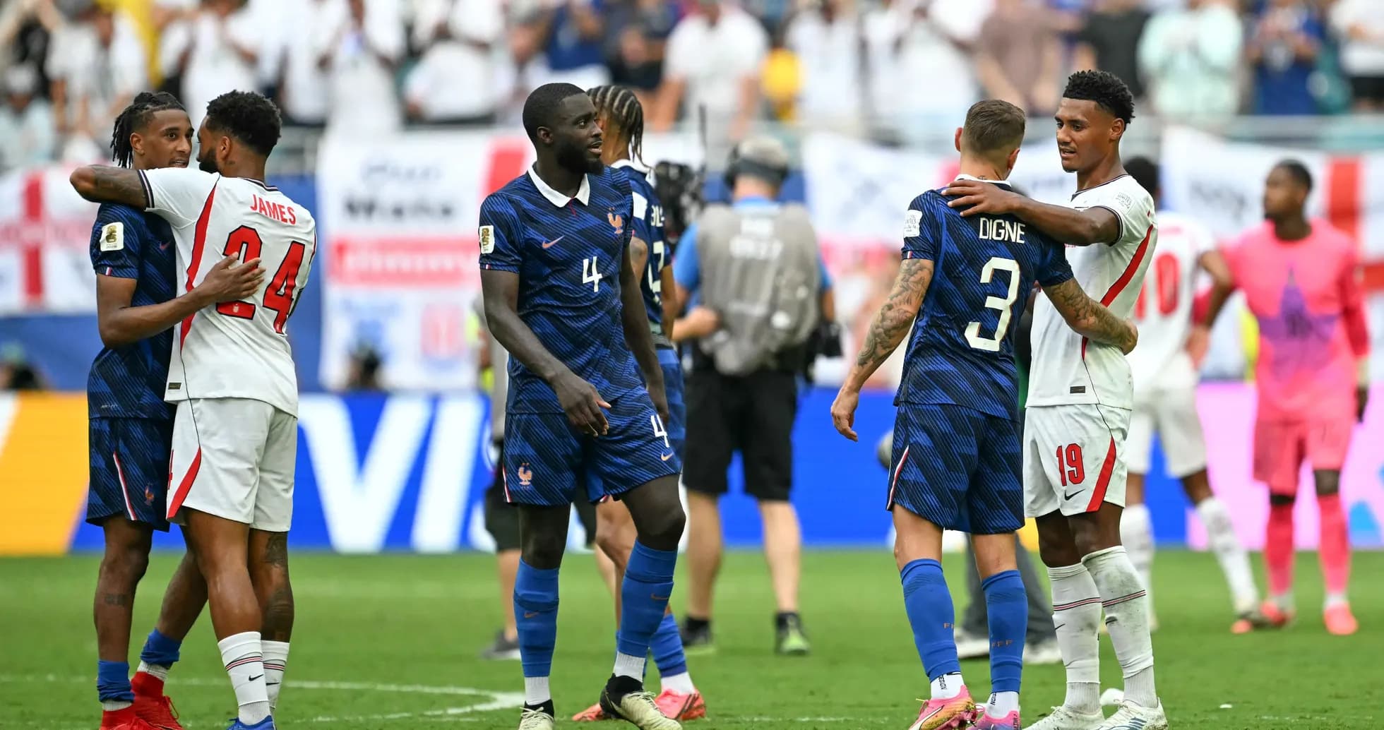 Jugadores de Francia y Inglaterra se saludan tras partido Jugadores de Francia y Inglaterra se saludan tras partido