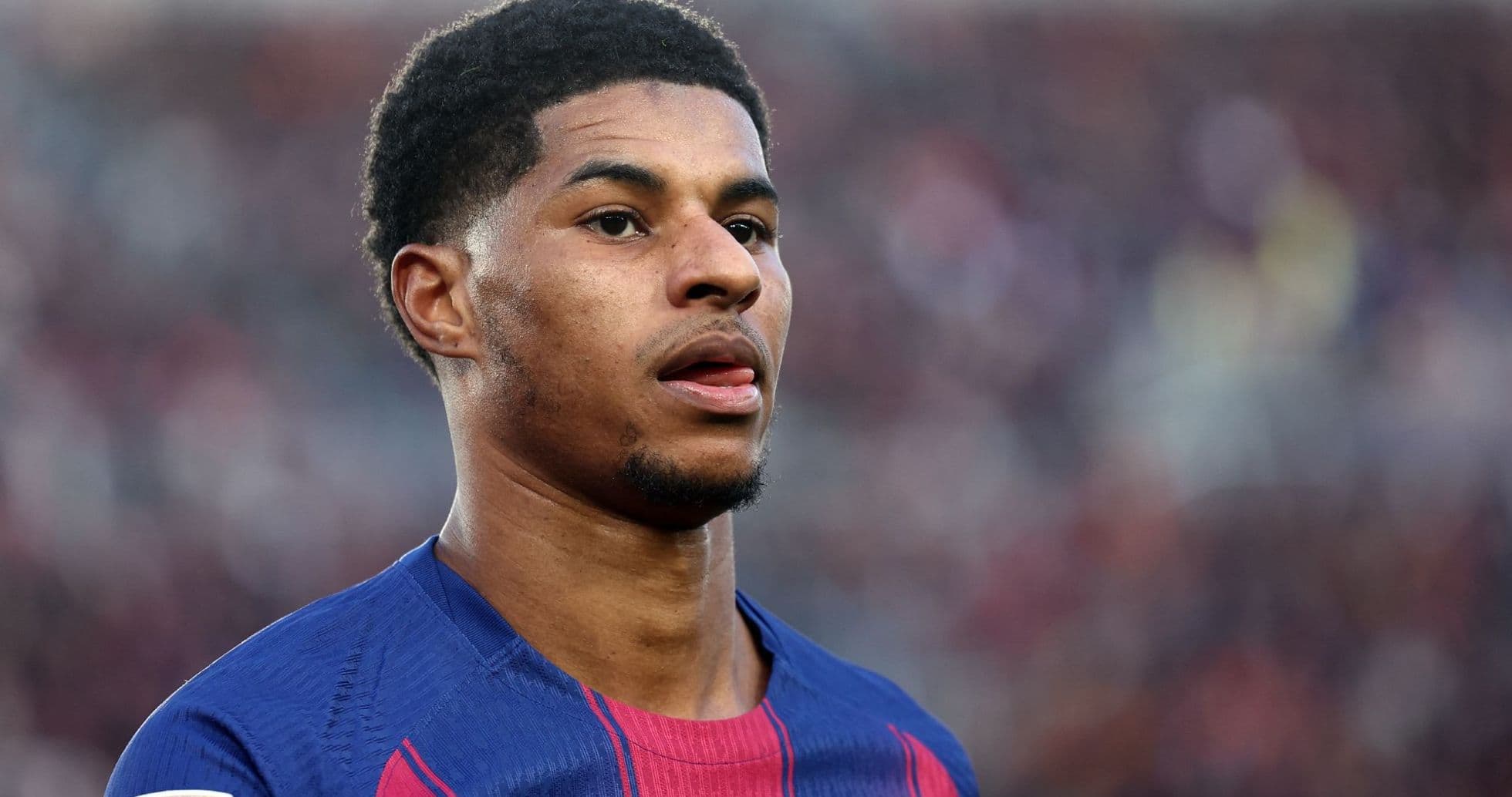 Jugador del FC Barcelona en el campo durante el partido Jugador del FC Barcelona en el campo durante el partido