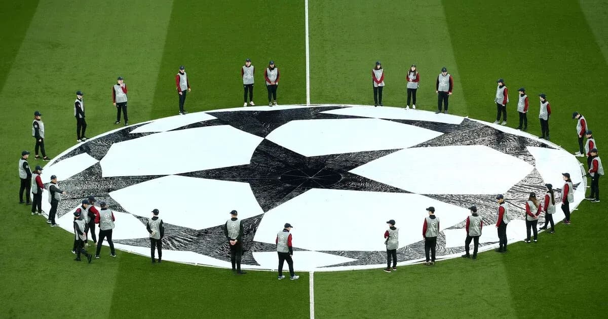 Personal colocando el logo de la Champions League en el campo Personal colocando el logo de la Champions League en el campo