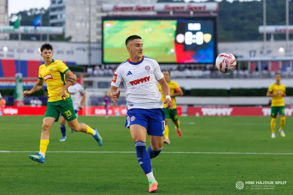 Jugador de Hajduk Split controla el balón Jugador de Hajduk Split controla el balón