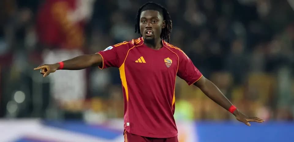 Jugador de la Roma señalando durante el partido Jugador de la Roma señalando durante el partido