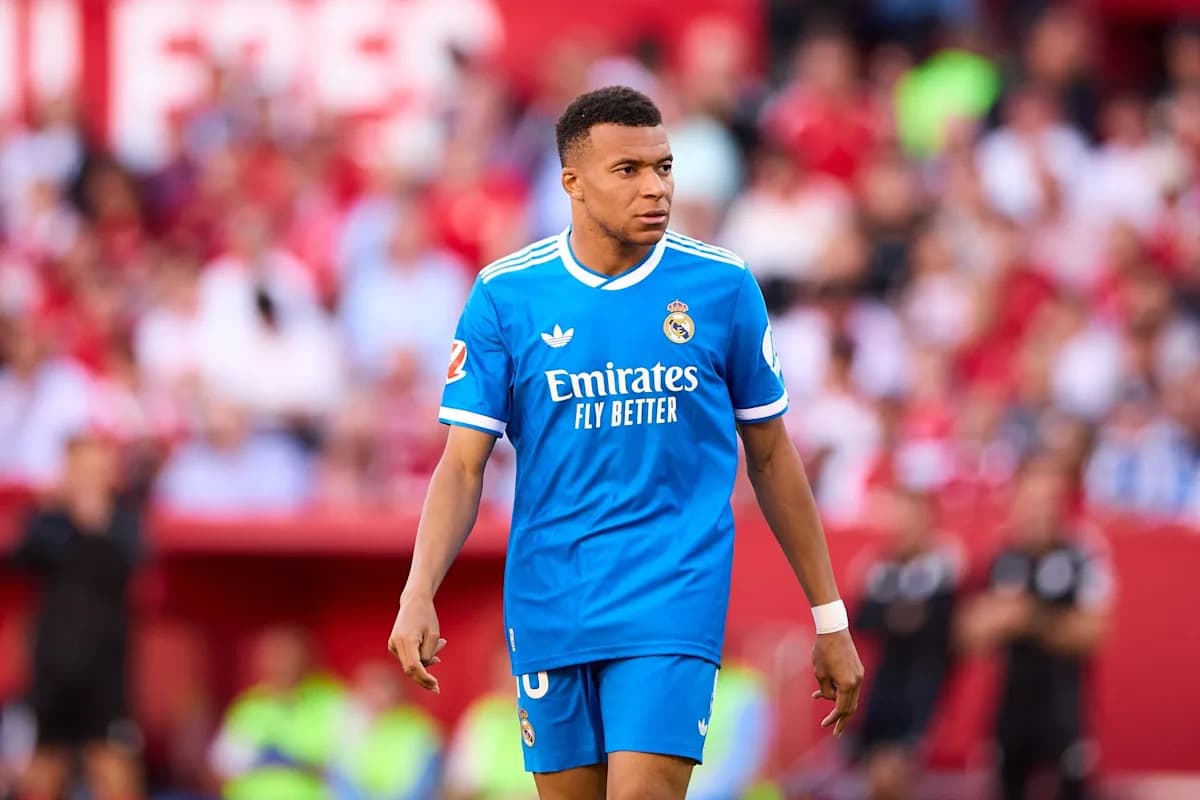 Jugador de Real Madrid en camiseta azul en el campo Jugador de Real Madrid en camiseta azul en el campo