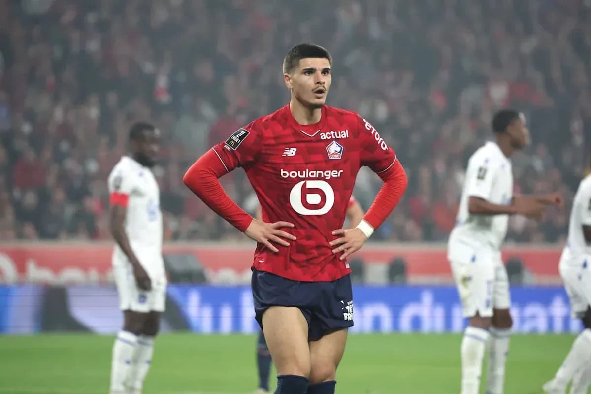 Jugador de Lille con manos en la cintura durante partido Jugador de Lille con manos en la cintura durante partido