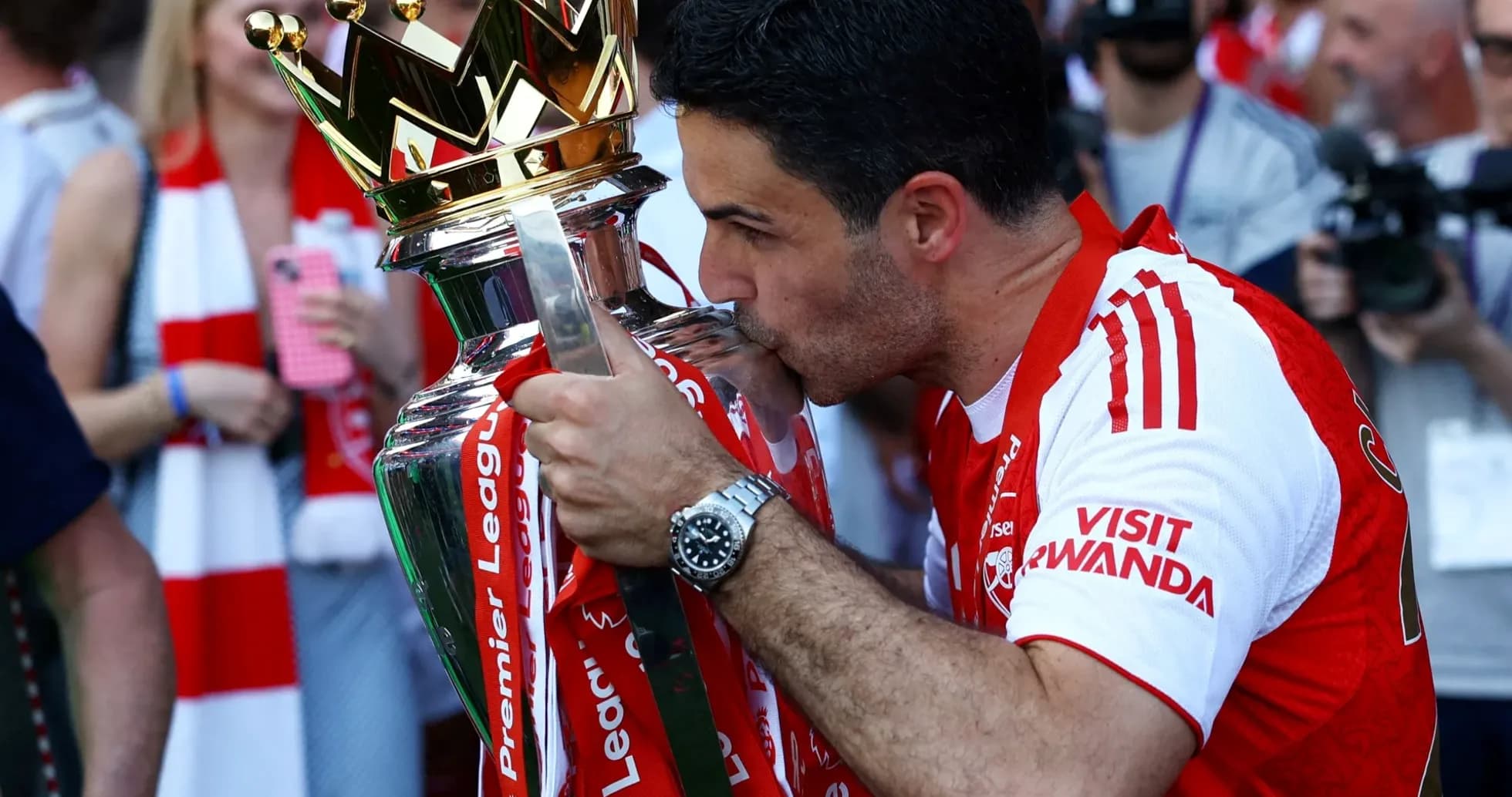 Entrenador besando el trofeo de la Premier League Entrenador besando el trofeo de la Premier League