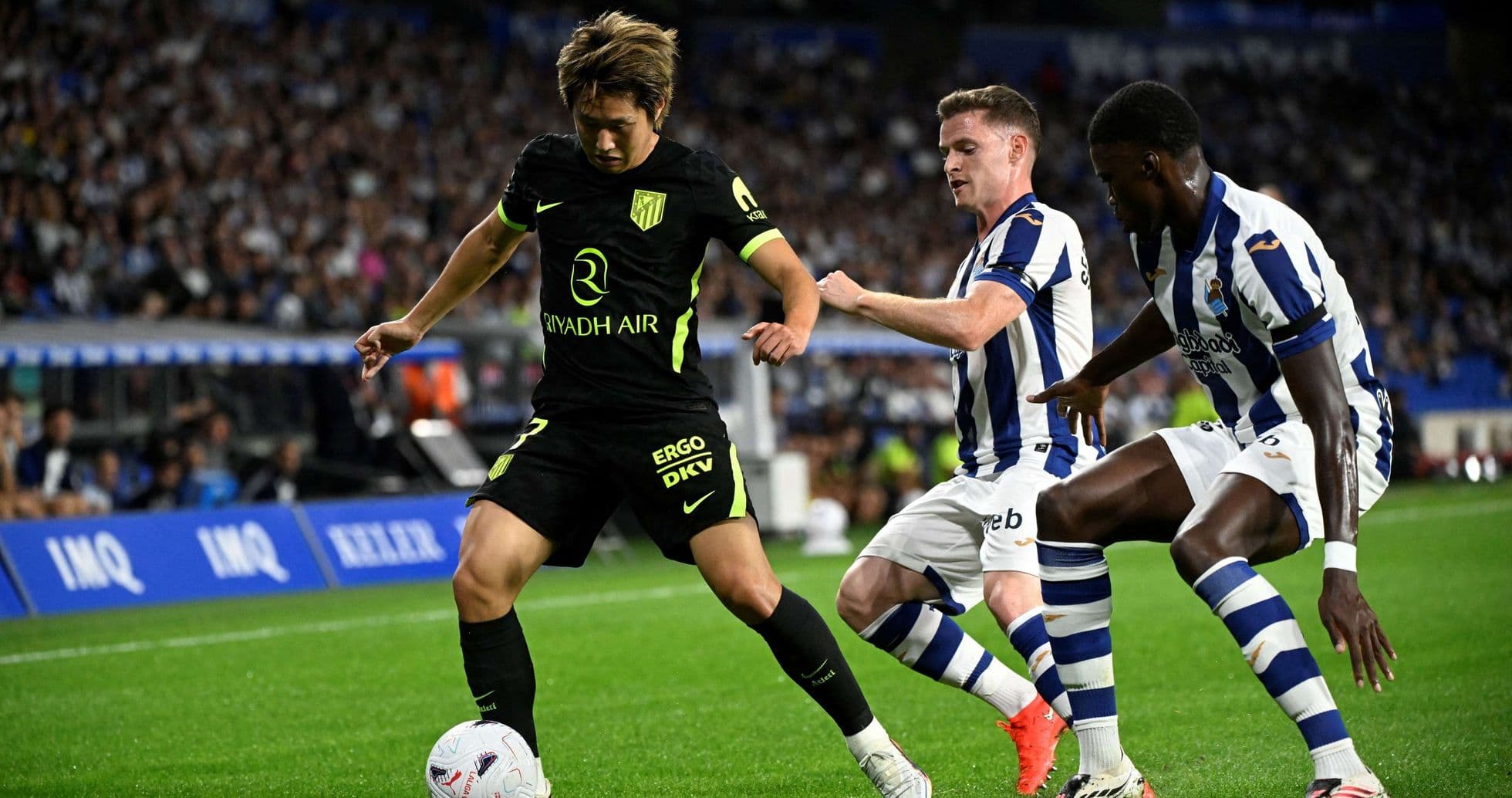 Jugadores de Real Sociedad y Atlético de Madrid en acción Jugadores de Real Sociedad y Atlético de Madrid en acción