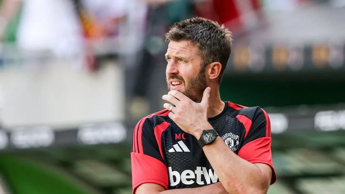 Entrenador de Manchester United observando el partido Entrenador de Manchester United observando el partido