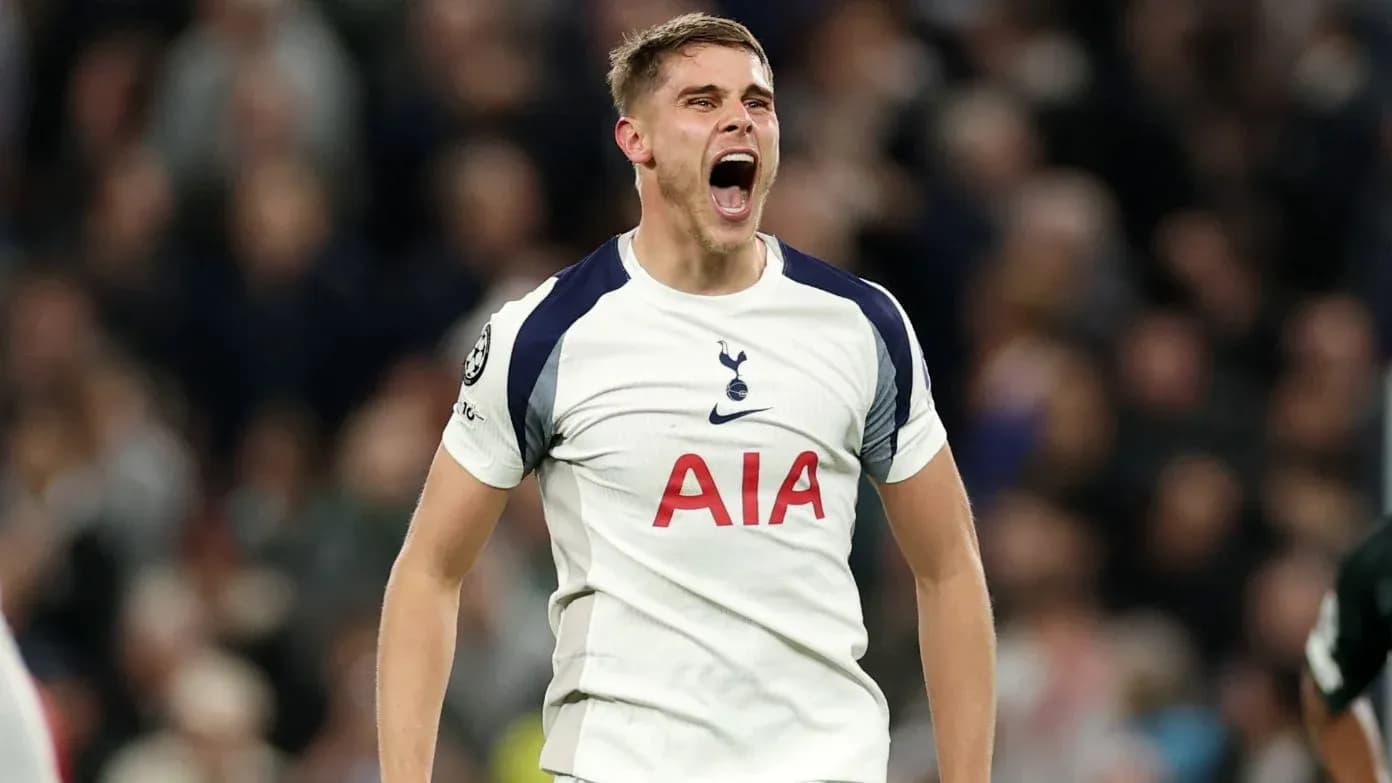 Jugador de Tottenham celebrando durante un partido Jugador de Tottenham celebrando durante un partido