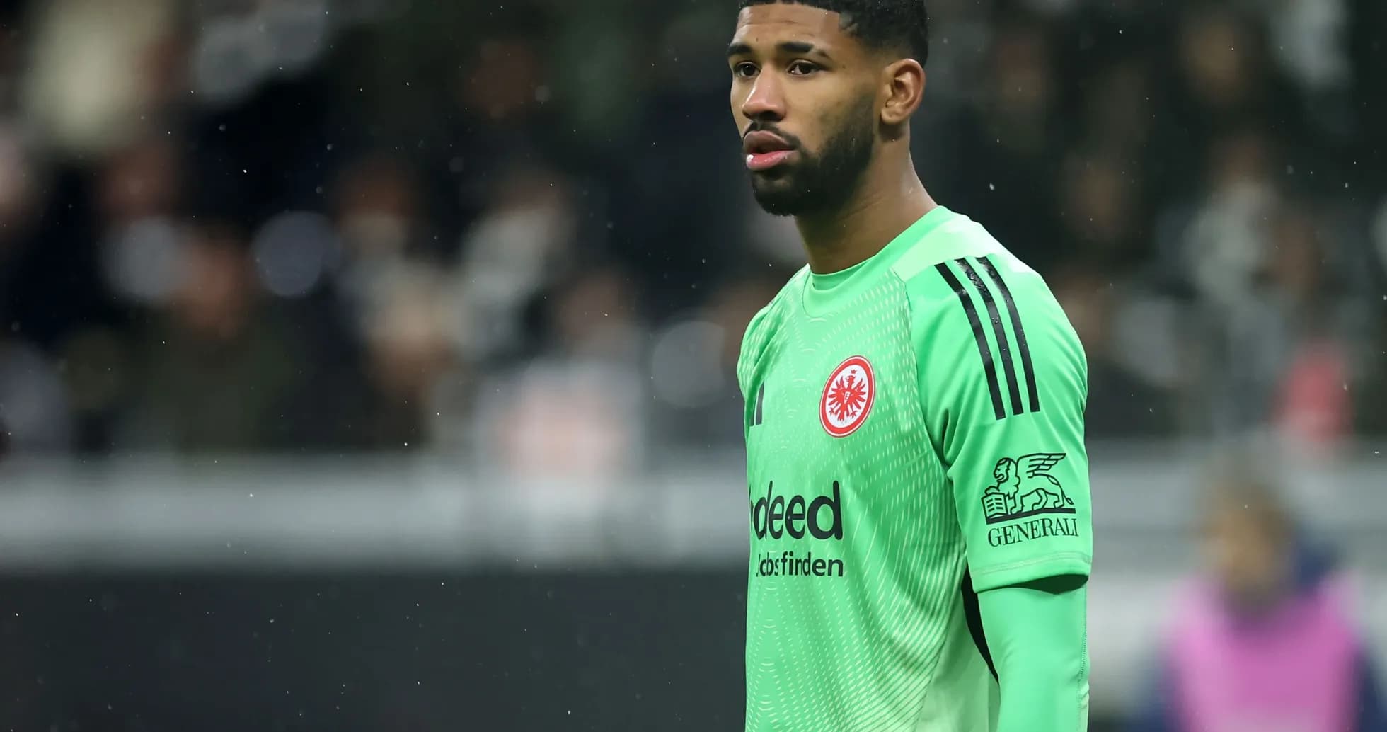 Portero de Eintracht Frankfurt en el campo Portero de Eintracht Frankfurt en el campo