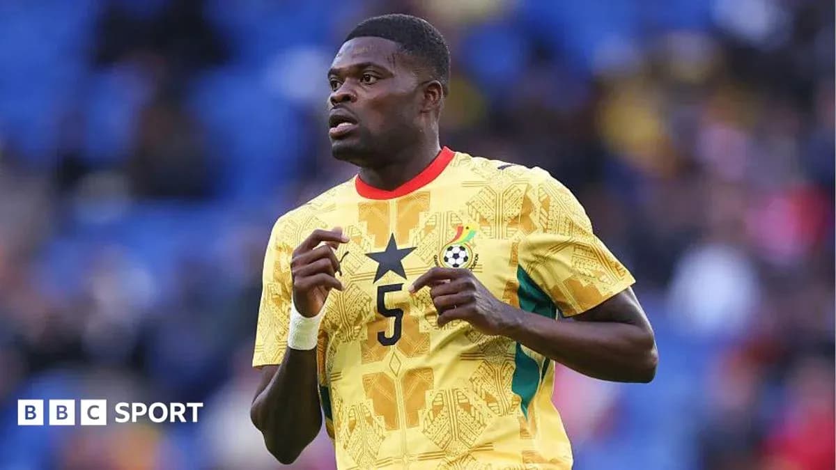 Jugador de Ghana con camiseta amarilla en el campo Jugador de Ghana con camiseta amarilla en el campo