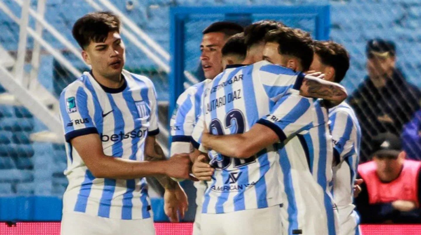 Jugadores de Racing celebrando un gol Jugadores de Racing celebrando un gol