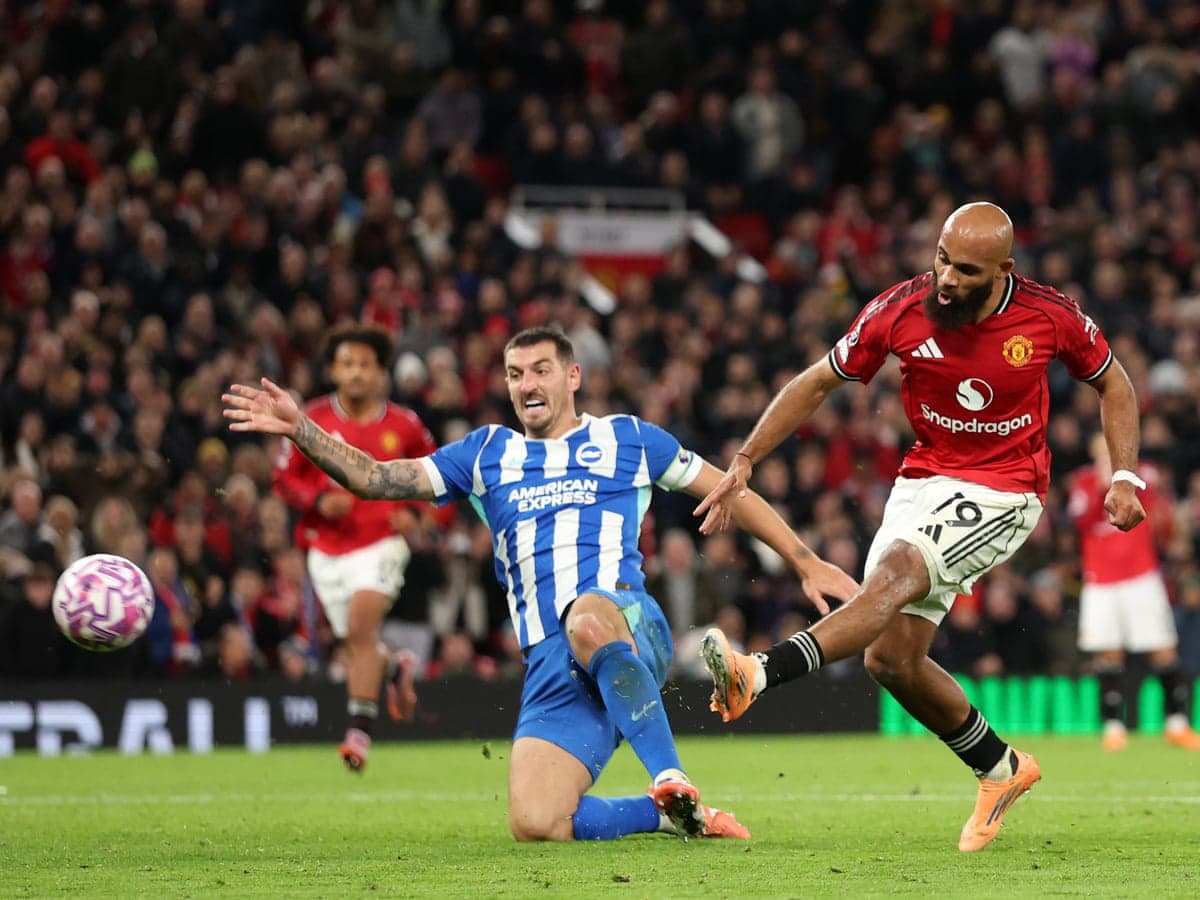 Jugador de Brighton intentando detener a un jugador de Manchester United Jugador de Brighton intentando detener a un jugador de Manchester United