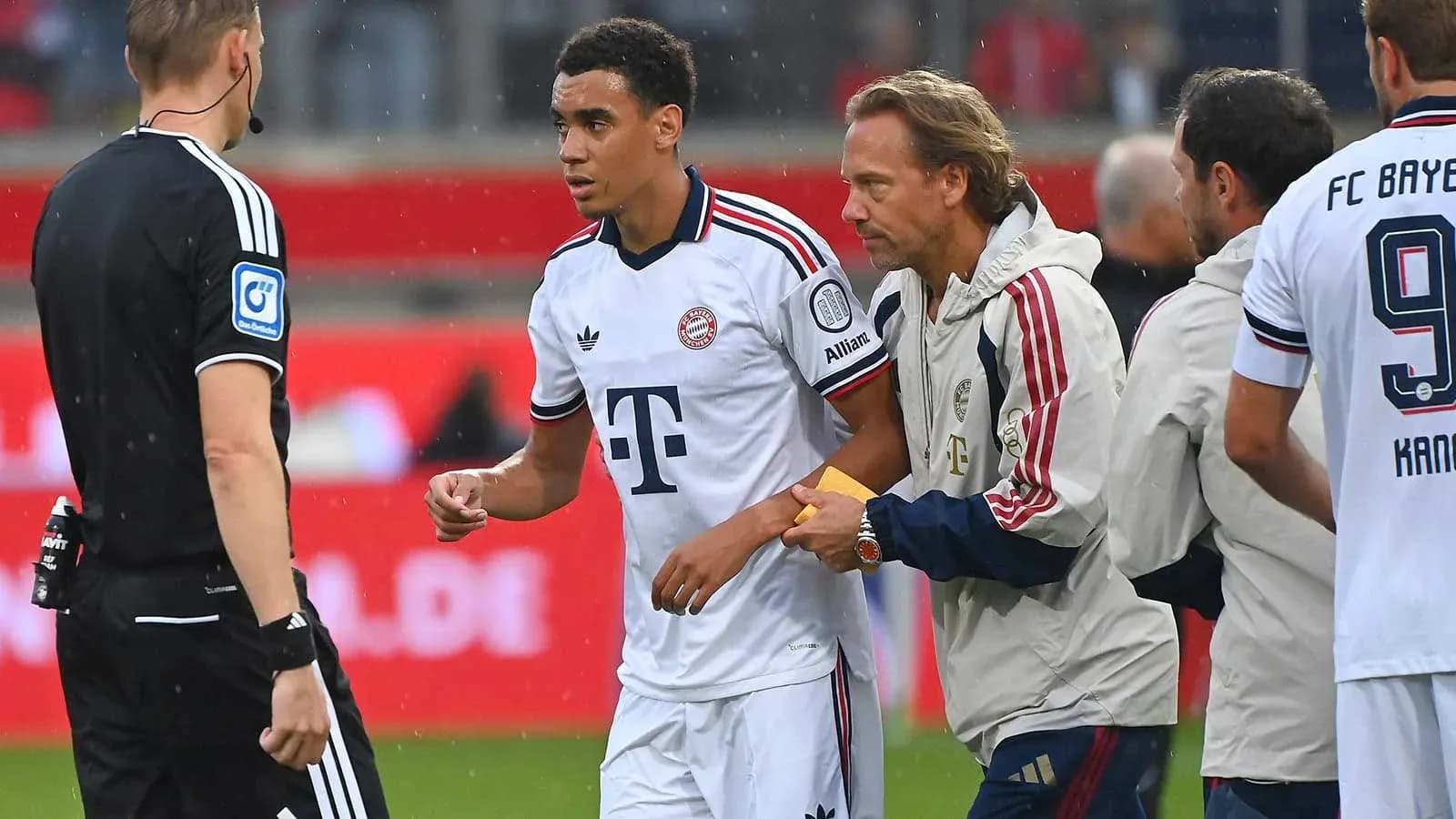 Jugador de Bayern Munich siendo atendido por el personal Jugador de Bayern Munich siendo atendido por el personal