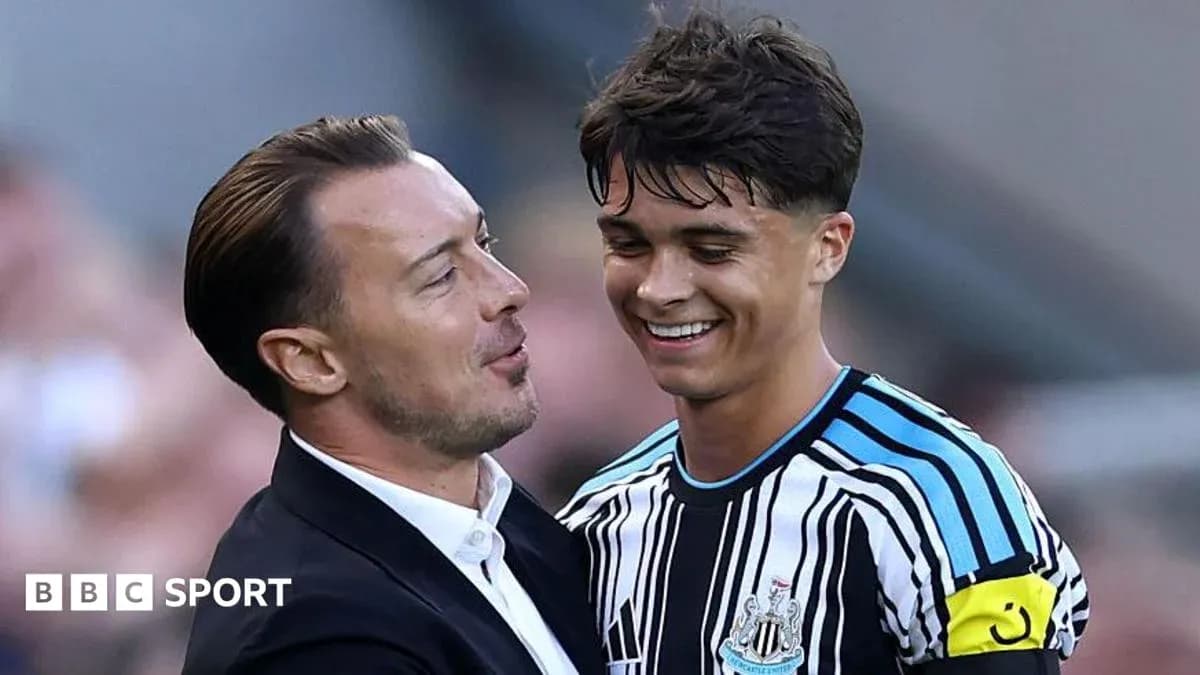 Entrenador conversando con jugador de Newcastle United Entrenador conversando con jugador de Newcastle United