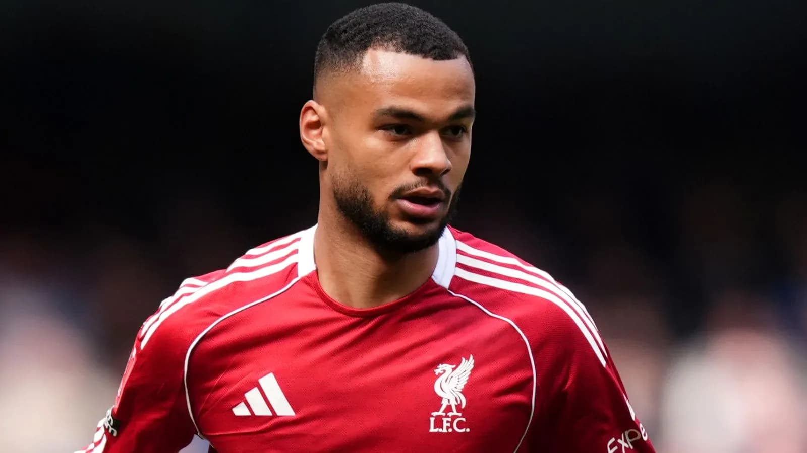 Jugador de Liverpool en uniforme rojo durante partido Jugador de Liverpool en uniforme rojo durante partido