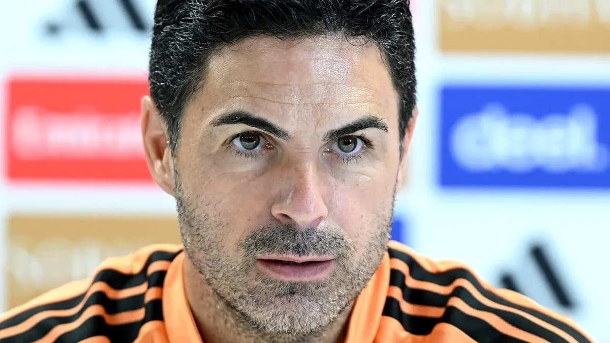Entrenador en conferencia de prensa con camiseta naranja Entrenador en conferencia de prensa con camiseta naranja
