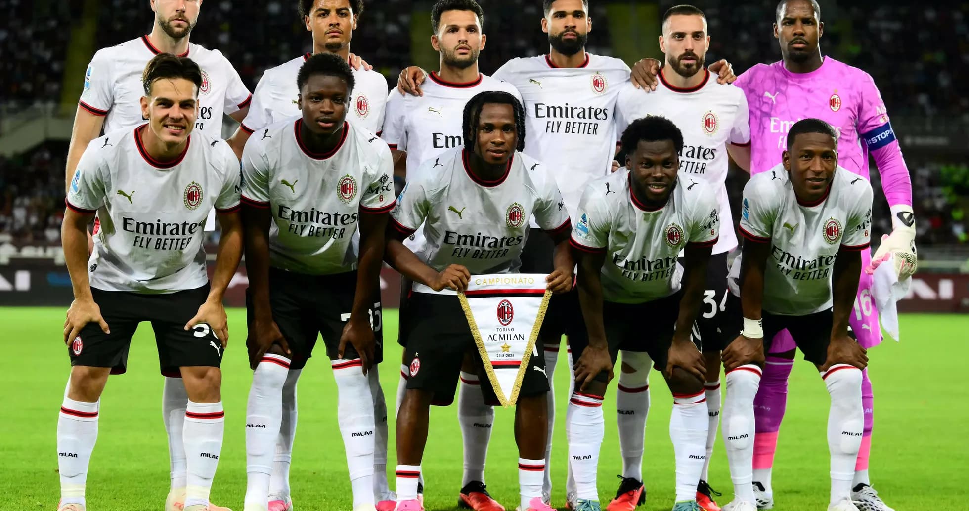 Jugadores de AC Milan posando en el campo Jugadores de AC Milan posando en el campo