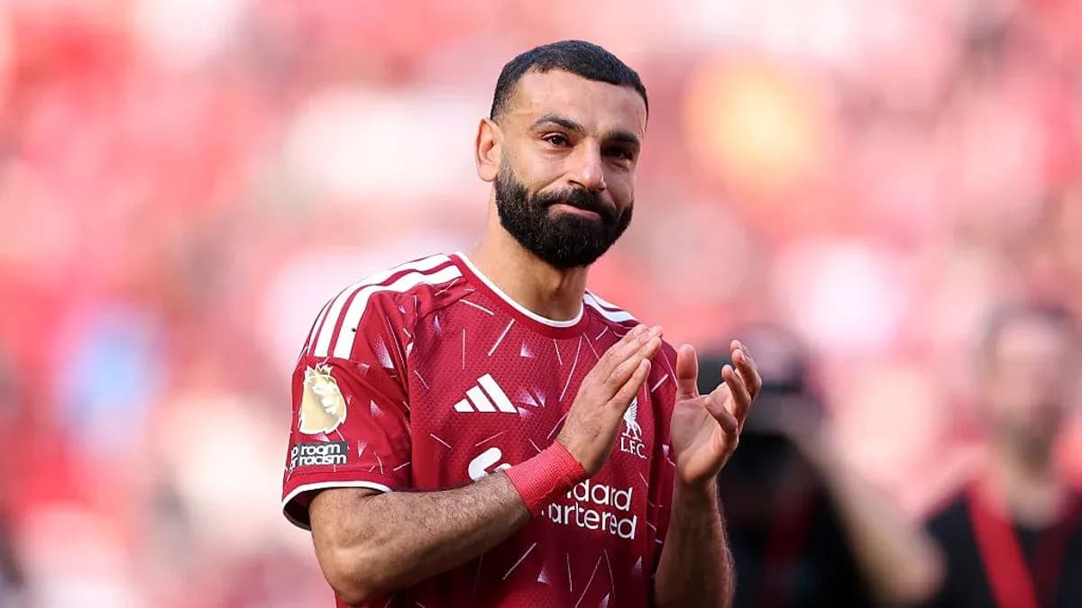 Jugador de Liverpool aplaudiendo a la afición Jugador de Liverpool aplaudiendo a la afición