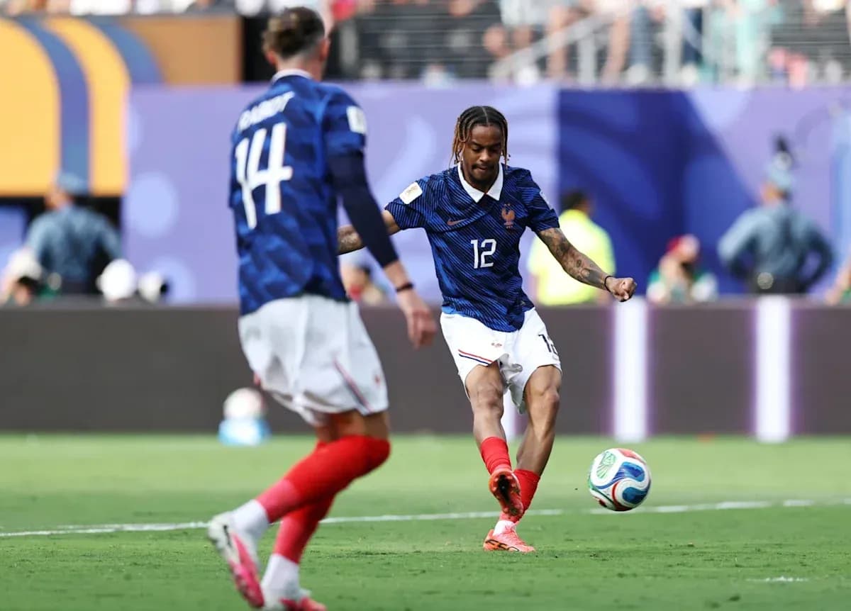 Jugador de Francia pateando el balón en el campo Jugador de Francia pateando el balón en el campo