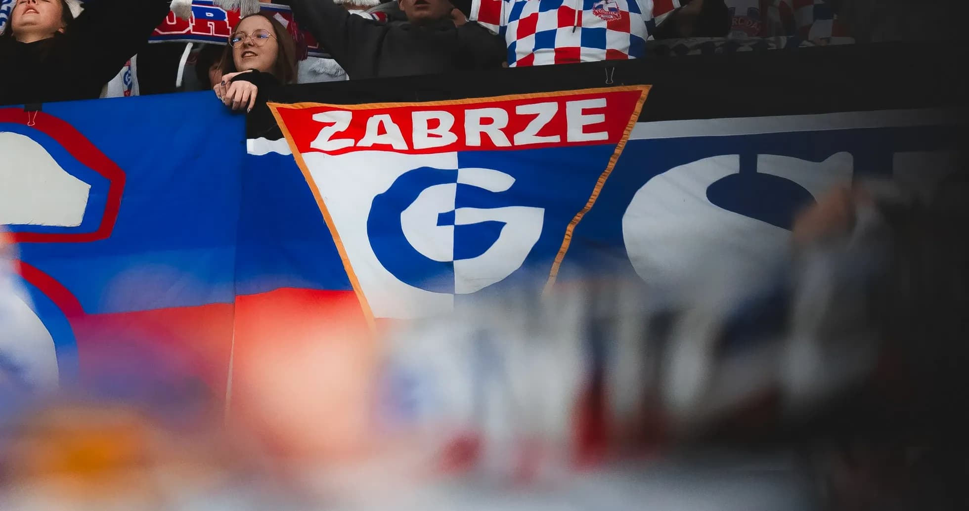 Aficionados mostrando bandera de Gornik Zabrze Aficionados mostrando bandera de Gornik Zabrze