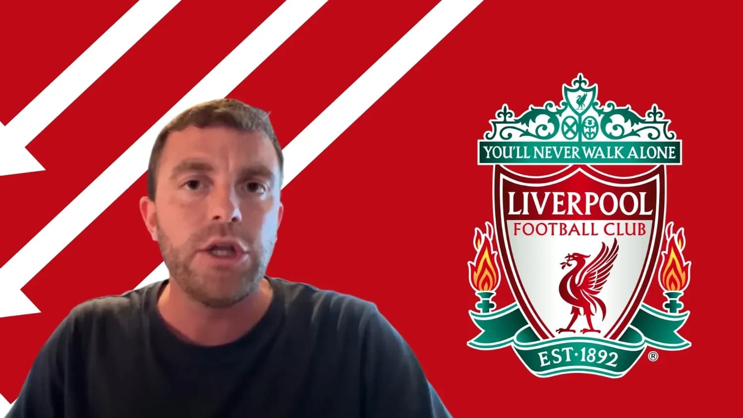 Hombre hablando frente al logo de Liverpool FC Hombre hablando frente al logo de Liverpool FC