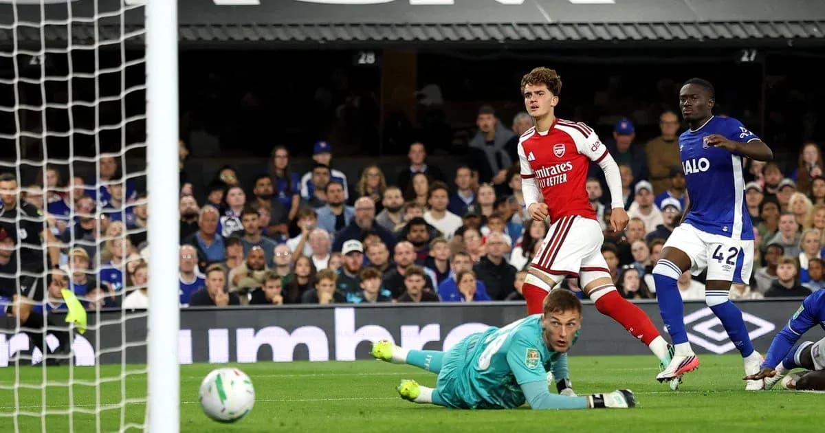 Jugador de Arsenal celebra un gol contra el portero Jugador de Arsenal celebra un gol contra el portero