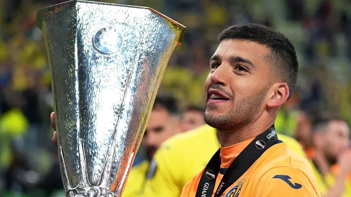 Jugador levantando el trofeo de la Europa League Jugador levantando el trofeo de la Europa League