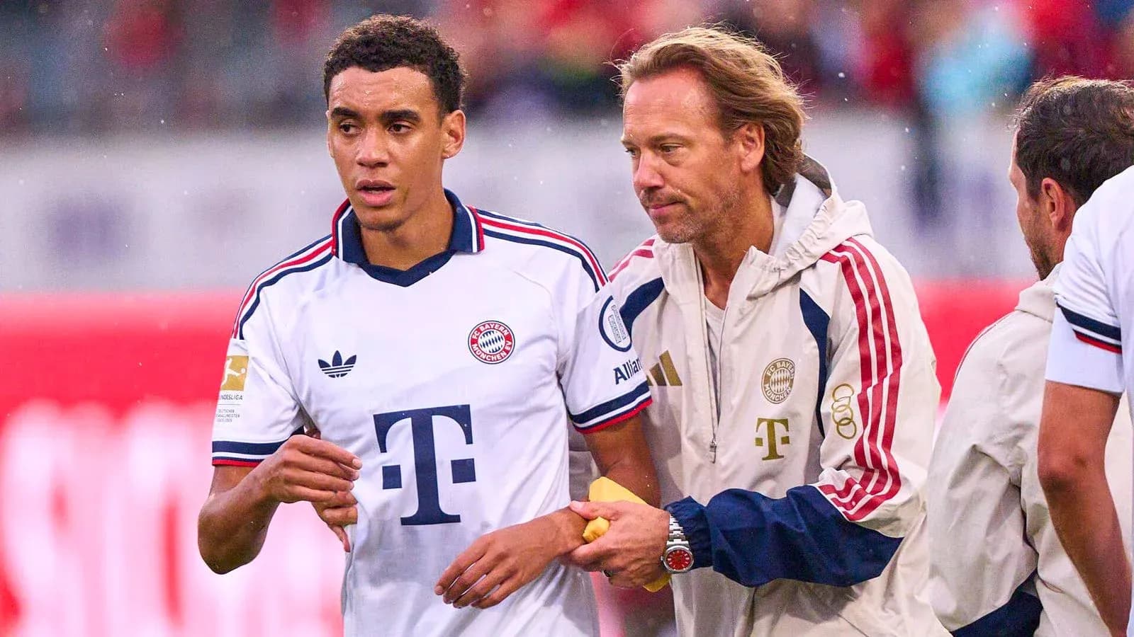 Jugador de Bayern Munich siendo atendido por el personal Jugador de Bayern Munich siendo atendido por el personal