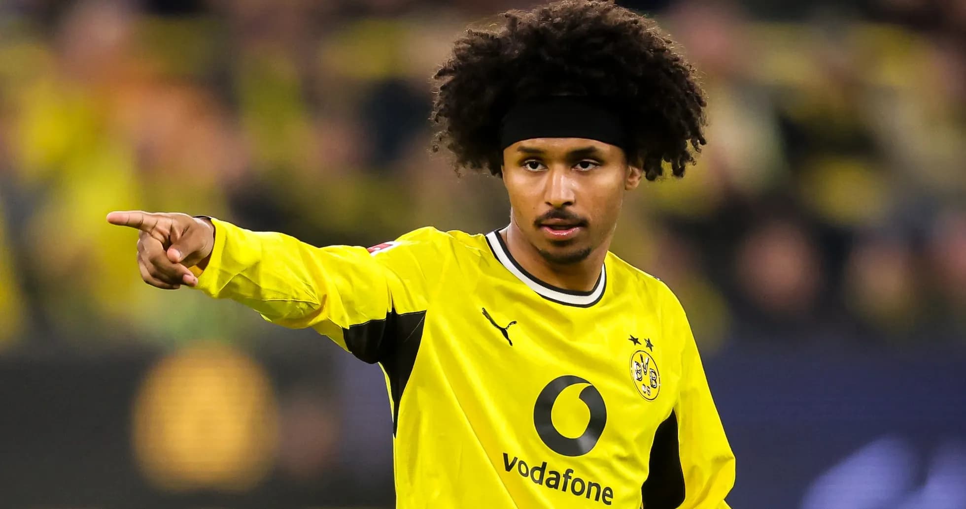 Jugador de Borussia Dortmund señalando durante el partido Jugador de Borussia Dortmund señalando durante el partido