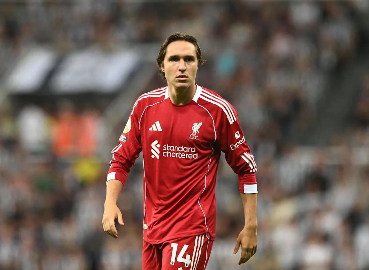Jugador de Liverpool con camiseta roja en el campo Jugador de Liverpool con camiseta roja en el campo
