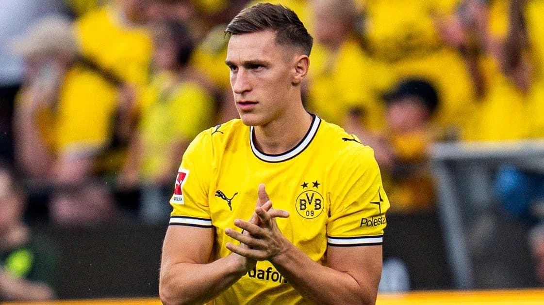 Jugador de Borussia Dortmund aplaudiendo en el estadio Jugador de Borussia Dortmund aplaudiendo en el estadio