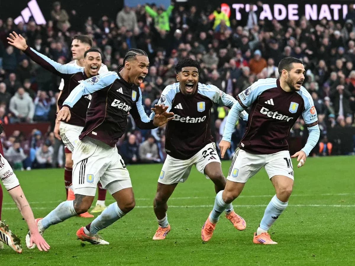 Jugadores de Aston Villa celebrando un gol Jugadores de Aston Villa celebrando un gol