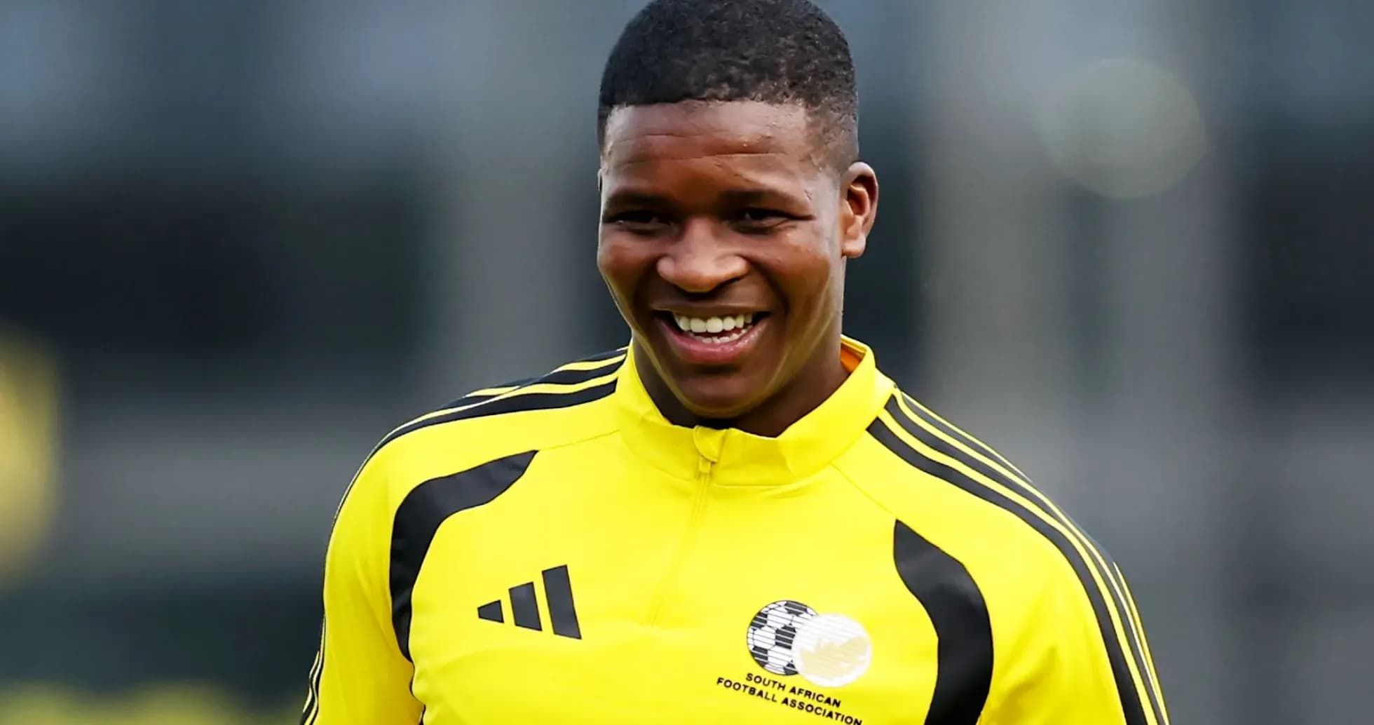 Jugador sonriente en uniforme amarillo de entrenamiento Jugador sonriente en uniforme amarillo de entrenamiento