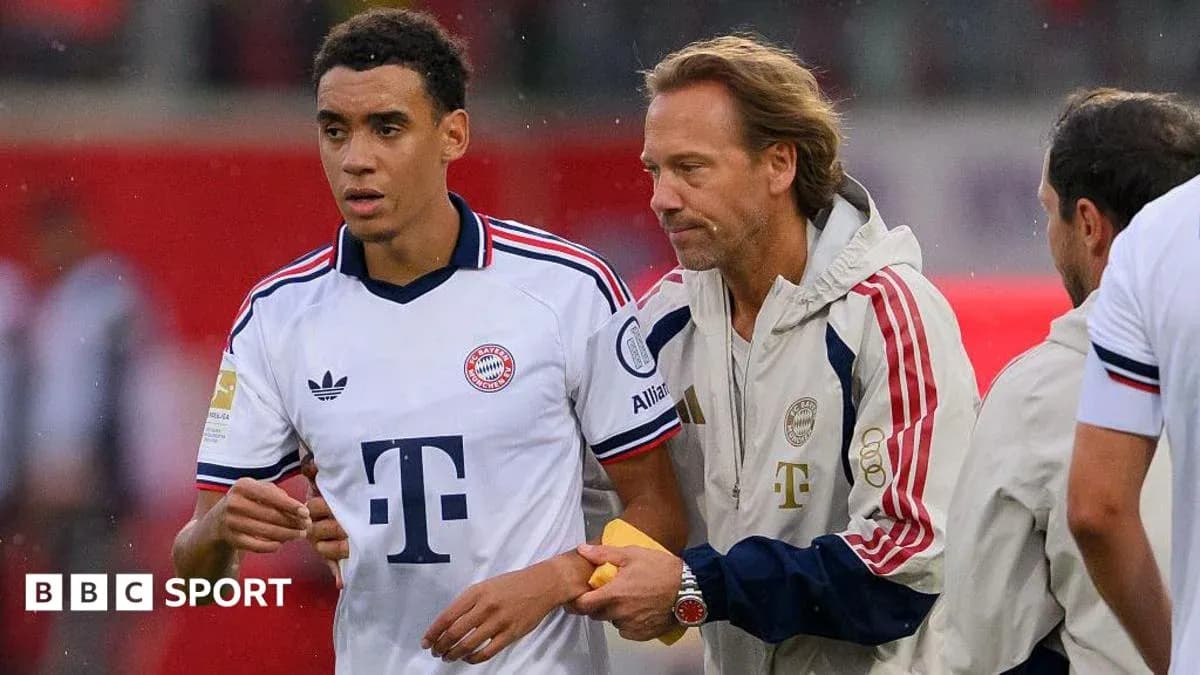 Jugador de Bayern Munich siendo atendido por el personal Jugador de Bayern Munich siendo atendido por el personal