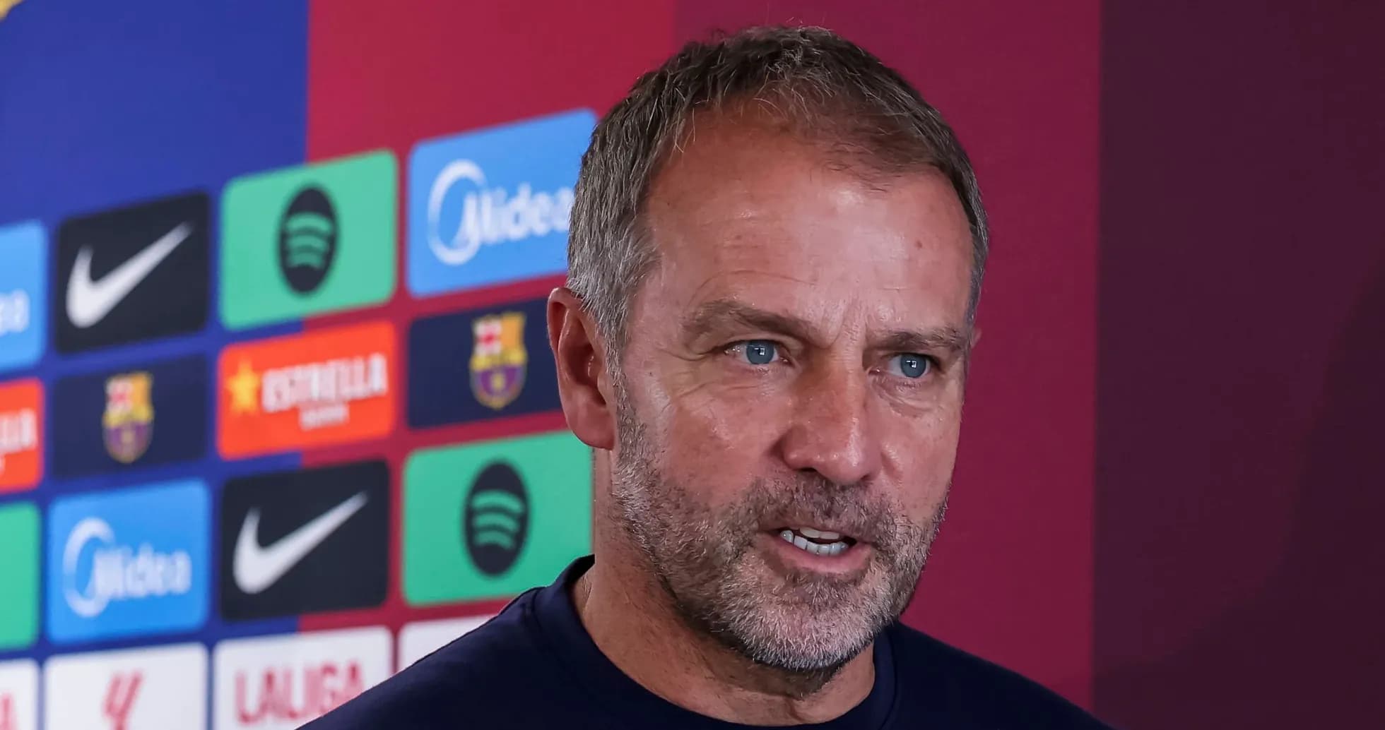 Entrenador hablando en rueda de prensa del FC Barcelona Entrenador hablando en rueda de prensa del FC Barcelona