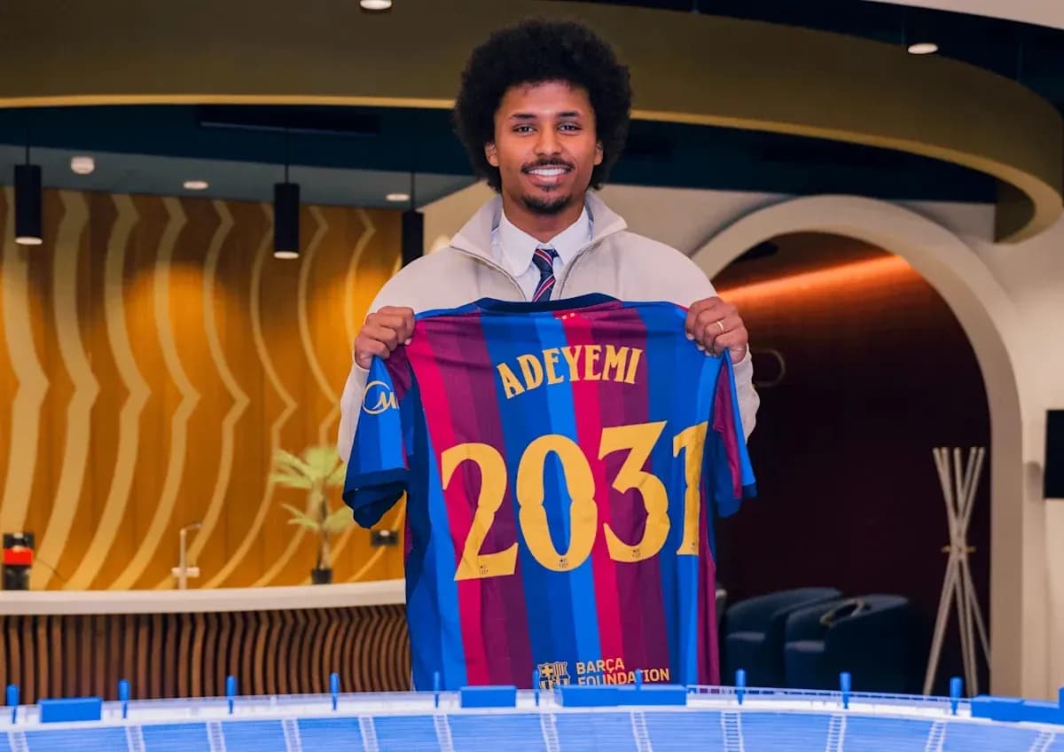 Jugador sostiene camiseta del FC Barcelona con 'Adeyemi 2031' Jugador sostiene camiseta del FC Barcelona con 'Adeyemi 2031'