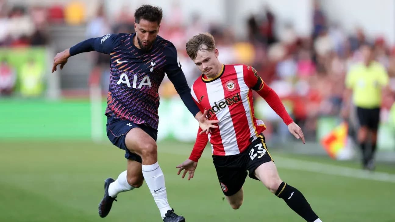 Jugadores de Brentford y Tottenham en acción Jugadores de Brentford y Tottenham en acción
