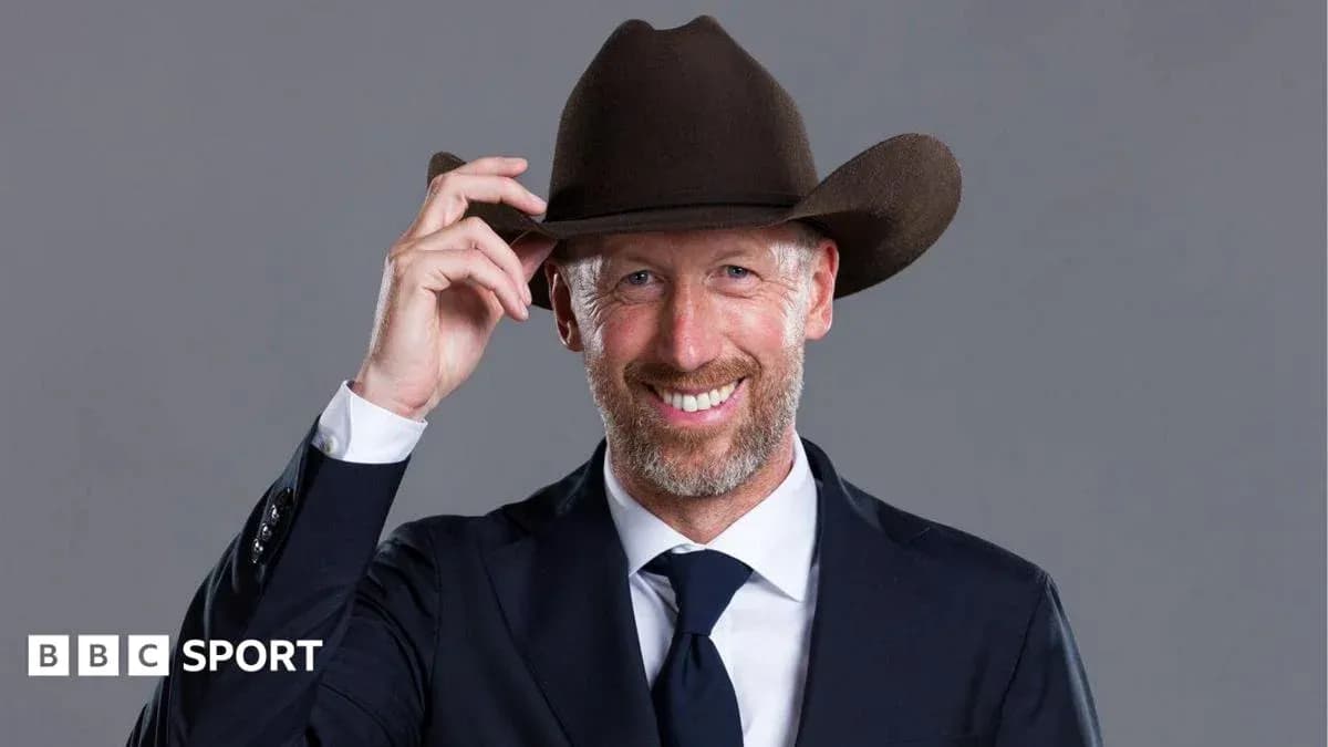 Hombre con sombrero saludando en traje oscuro Hombre con sombrero saludando en traje oscuro