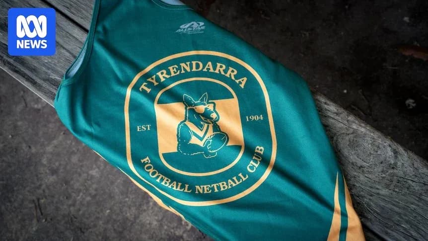 Camisa del Tyrendarra Football Netball Club sobre una superficie Camisa del Tyrendarra Football Netball Club sobre una superficie