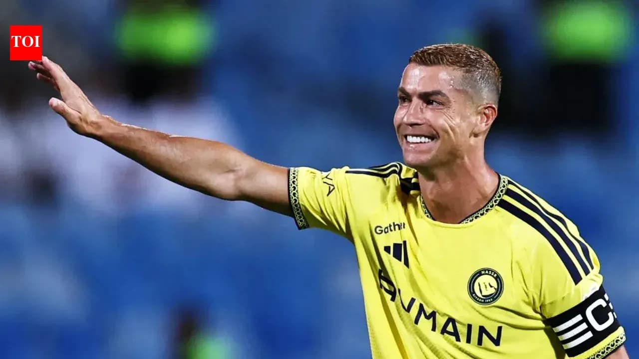 Jugador saludando con camiseta amarilla en el campo Jugador saludando con camiseta amarilla en el campo