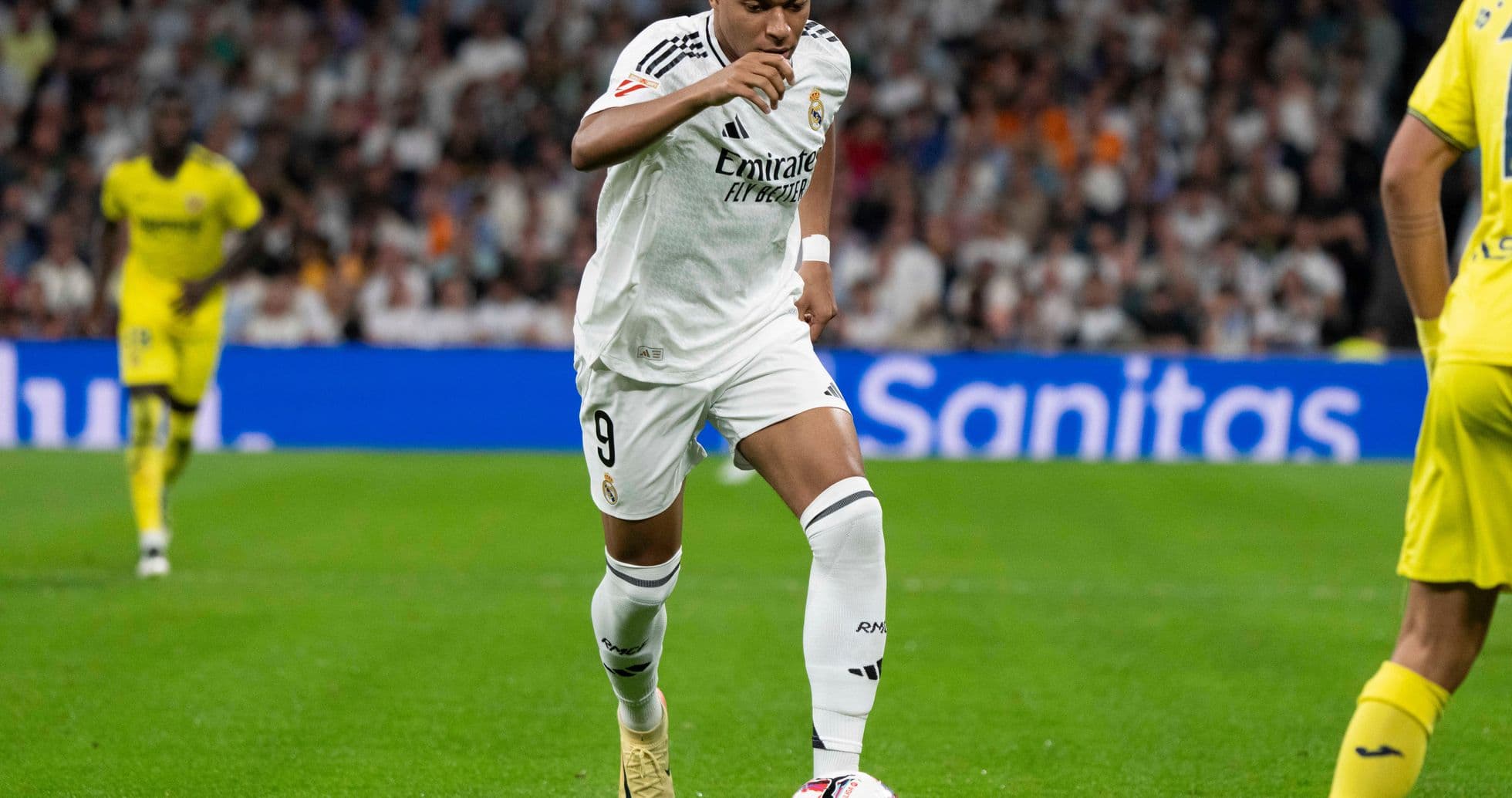 Kylian Mbappé corriendo con el balón en el campo Kylian Mbappé corriendo con el balón en el campo