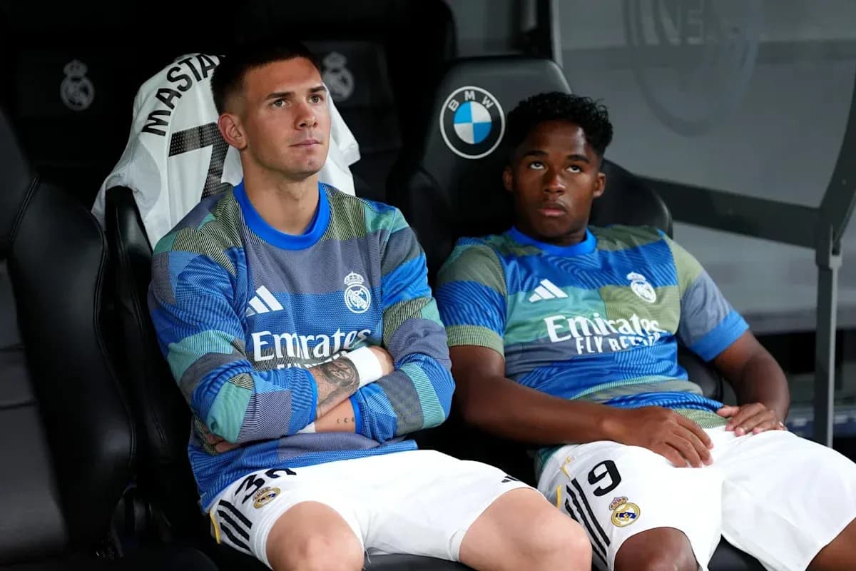 Jugadores de Real Madrid en el banquillo durante el partido Jugadores de Real Madrid en el banquillo durante el partido