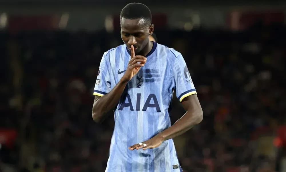 Jugador de Tottenham haciendo gesto de silencio en el campo Jugador de Tottenham haciendo gesto de silencio en el campo