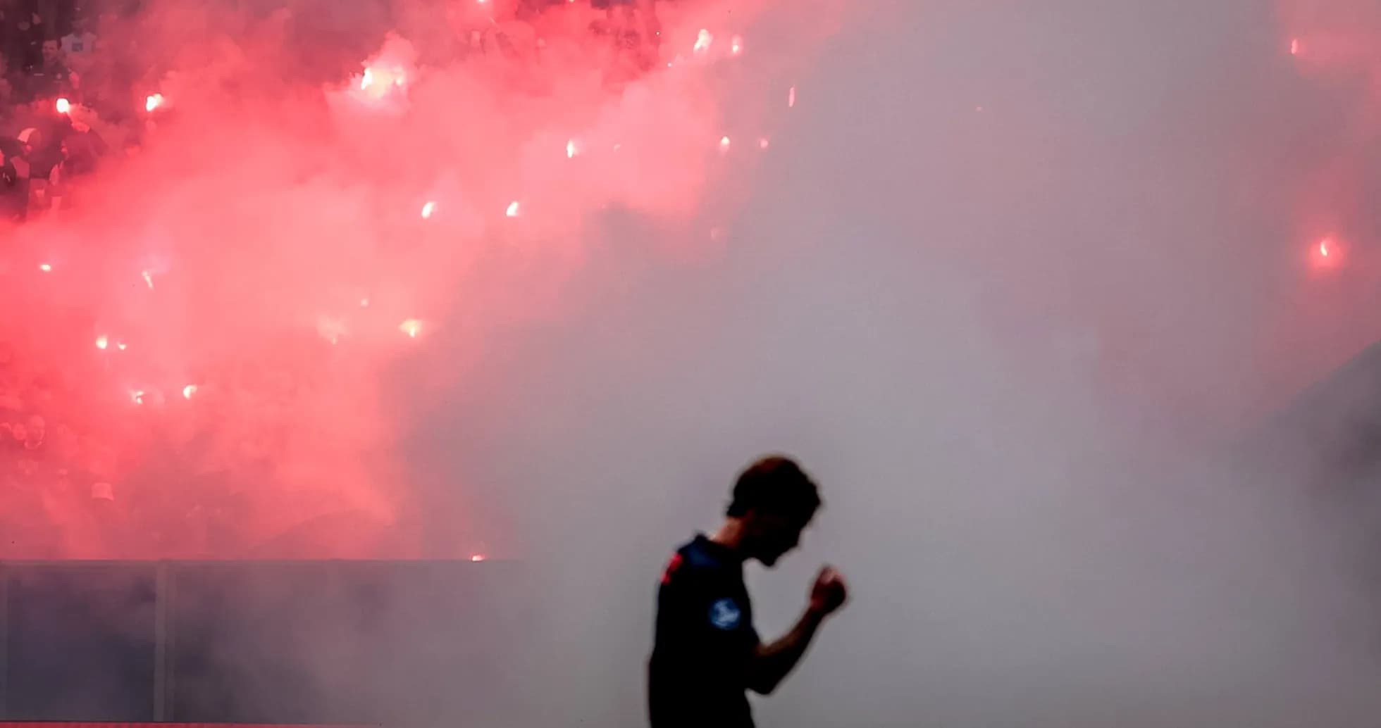 Jugador celebrando con humo y bengalas de fondo Jugador celebrando con humo y bengalas de fondo